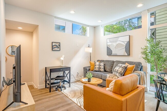 Building Photo - 1600 S Washington St