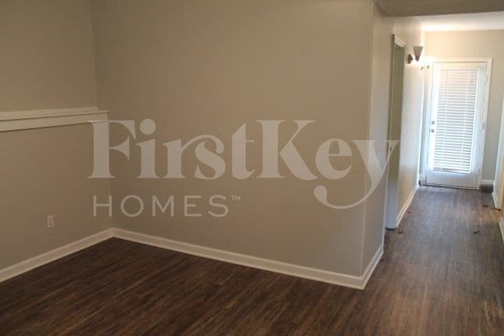 Building Photo - 619 N Crest Dr