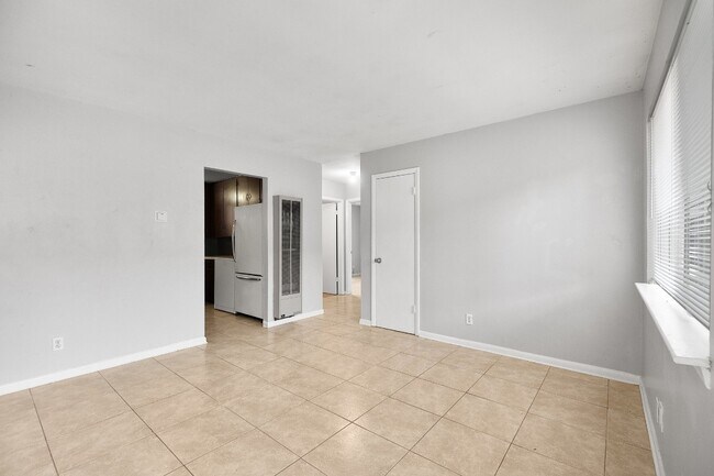 Building Photo - 5605 1/2 Jim Hogg Ave-