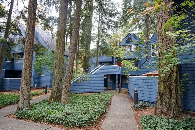 Building Photo - Fantastic Lake Oswego 2Bdr w/Fireplace, Dishwasher & W/D + Balcony