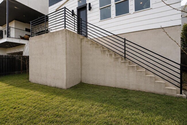 Building Photo - 6124 Florencia Ln