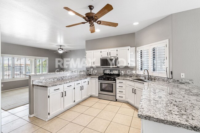 Building Photo - Beautiful home on large lot with pool and Solar!