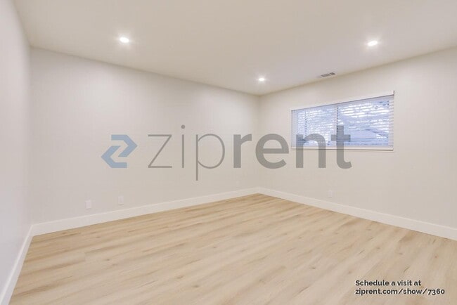 Building Photo - Unit C