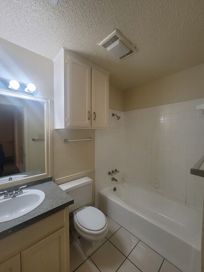 Building Photo - Arlington 3/2.5/2 duplex Ready for move in