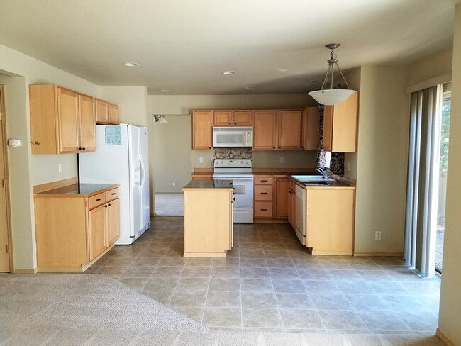 Building Photo - 4 Bedroom 2.5 Bath plus Bonus Room in East...