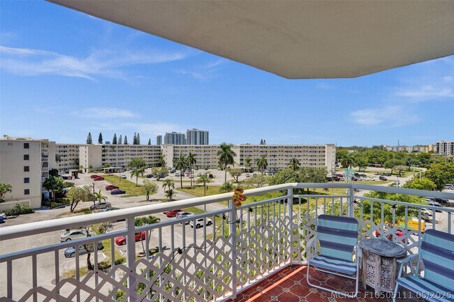 Building Photo - 18041 Biscayne Blvd