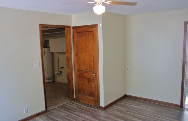 Building Photo - 4 bedroom/1 Bath Single Home!