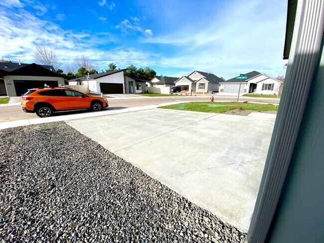 Building Photo - 4 Bedroom 2 Bath Single Level in Meridian Eagle & Ustick available 06/22/26