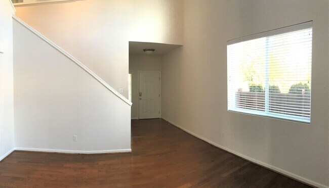 Building Photo - Stunning 2-Story Home Near Silver Lake