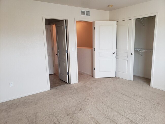Building Photo - Great looking 2 bed 1.5 bath townhouse nea...