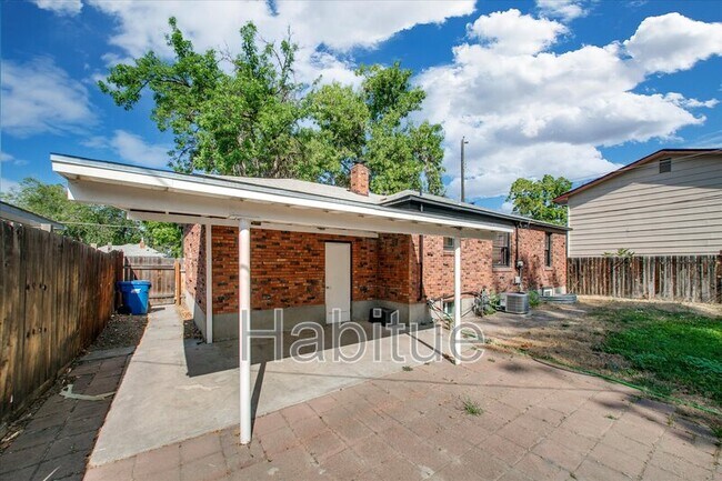 Building Photo - 414 S Pond St