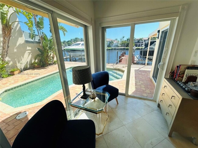 Building Photo - 484 Commodore Cir