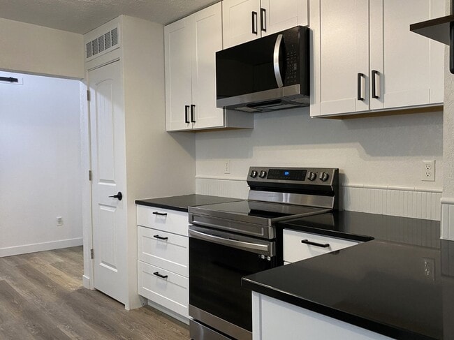 Building Photo - Remodeled Cottage