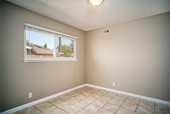 Building Photo - AVAILABLE NOW - 3Bed/2Bath Home for rent i...