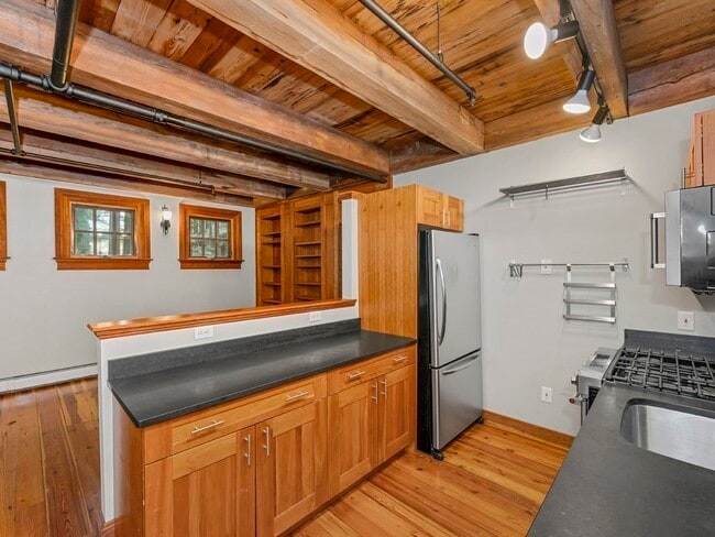 Building Photo - 253 River St