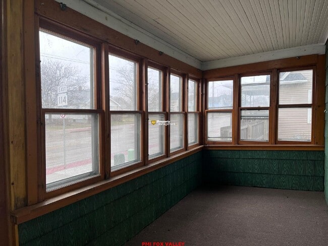 Building Photo - Charming 3-Bedroom Home in Menasha, WI with Spacious Layout!