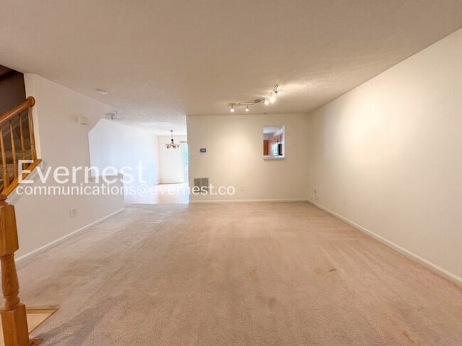 Building Photo - 3 Bed/2 Bath Townhome with Garage / Pet-Friendly / Vouchers Accepted / Available Now!