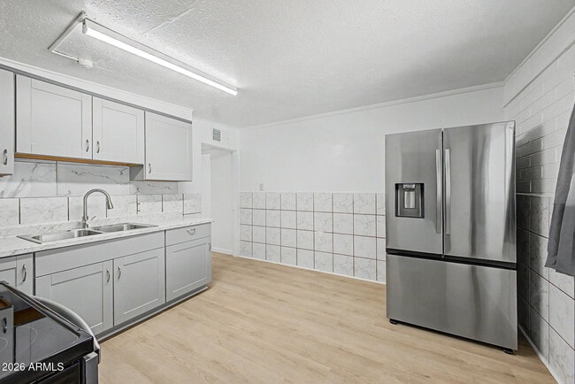 Building Photo - 2038 E Lemon St