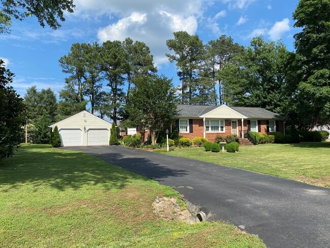 Primary Photo - Settle in to this beautiful 3 bed 3 bath i...