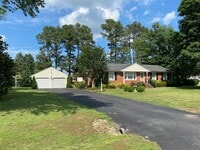 Building Photo - Settle in to this beautiful 3 bed 3 bath i...