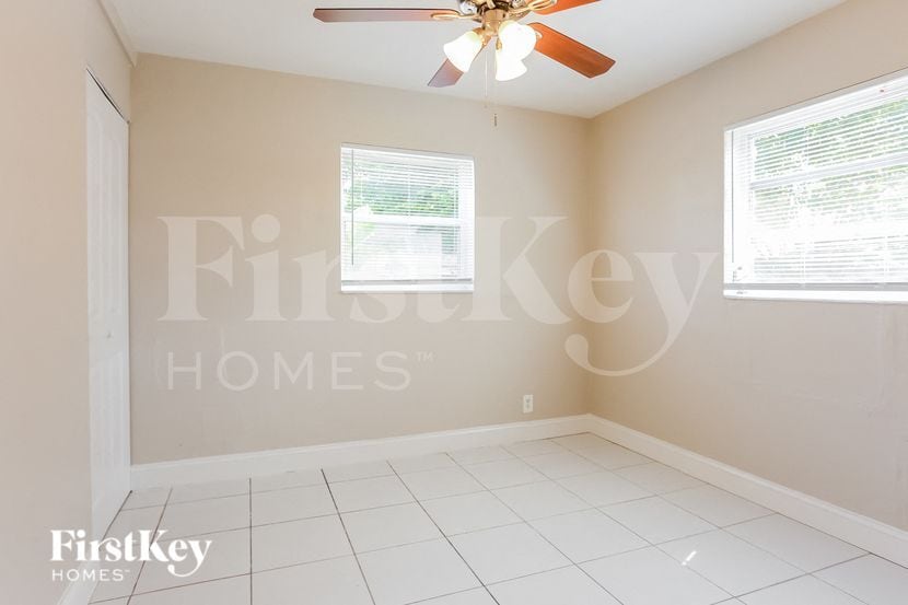 Building Photo - 2700 NE 13th Terrace