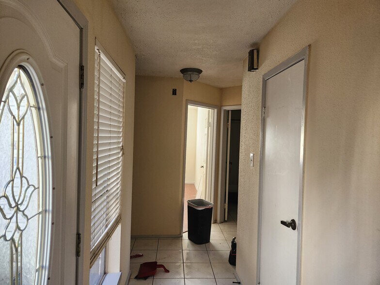 Building Photo - 443 Capehill Dr