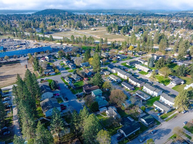 Building Photo - Central CDA rancher 2 bed 1 bath with 2 ca...