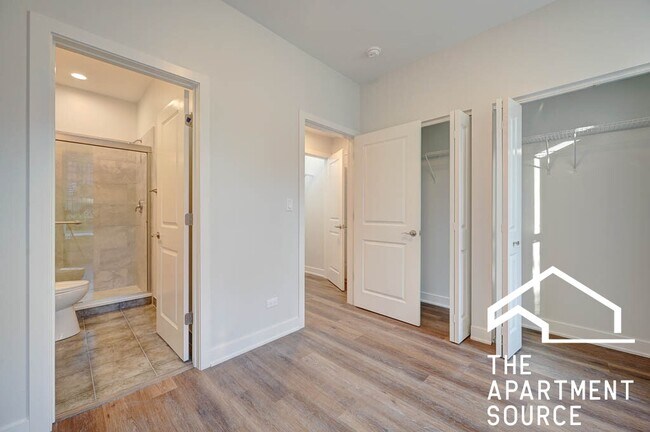 Building Photo - 1142 W 17th Pl