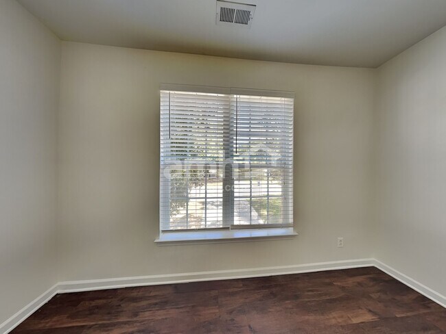 Building Photo - 7495 Sedgebrook Dr E