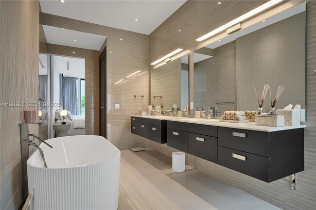 Building Photo - 5501 Pine Tree Dr