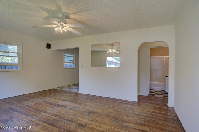 Building Photo - Must See!