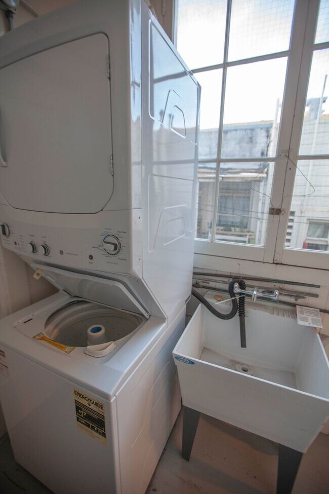 Building Photo - 128