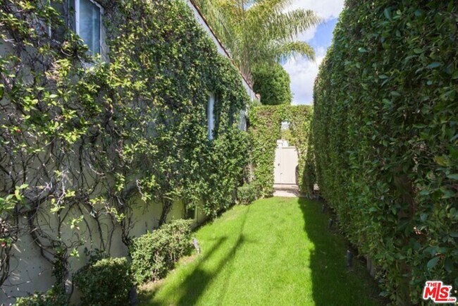 Building Photo - 8842 Dorrington Ave