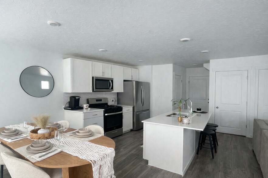 Building Photo - 3761 S Gold Bank Dr