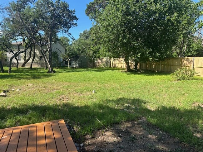 Building Photo - 1102 Serenada Dr