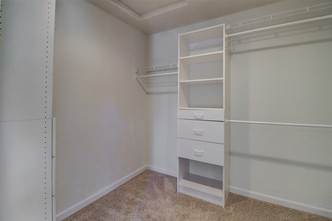 Building Photo - Immaculate 3 bedroom, 2 bath home in Presc...