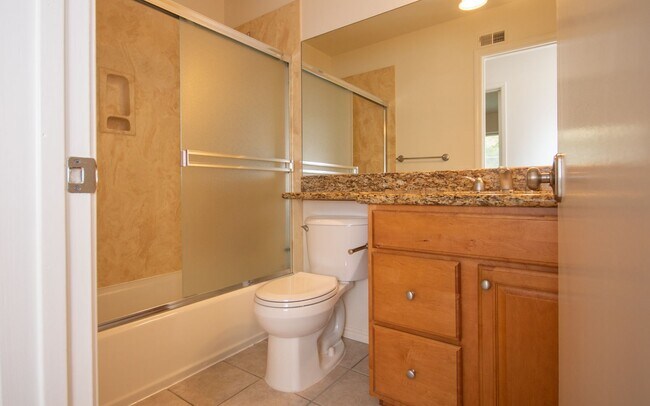 Building Photo - 3 Bedroom, 2.5 Bathroom Townhome!