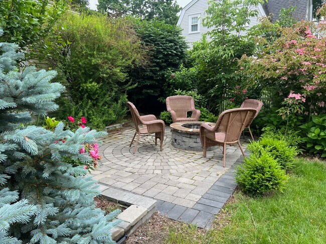 Building Photo - 1295 Main St