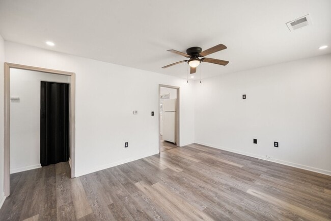 Building Photo - The coziest 2 bedroom and 1 bathroom!