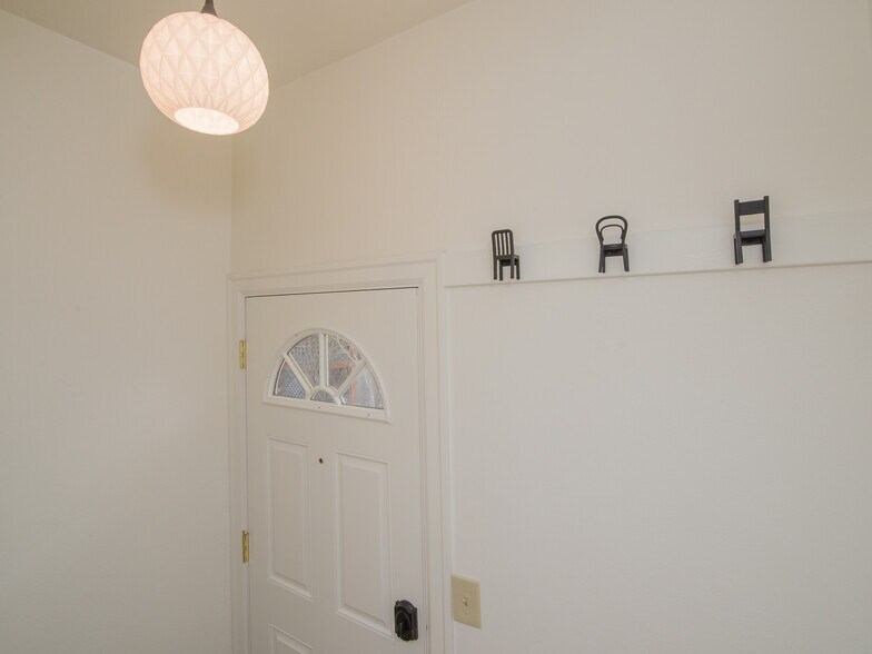 Building Photo - 2323 SE Pine St