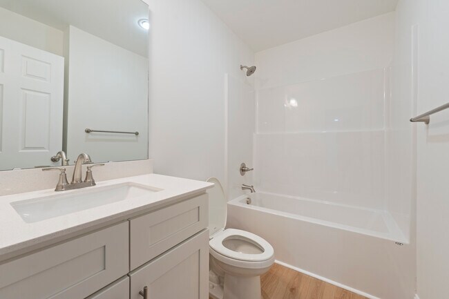 Building Photo - 517 W Cemetery St