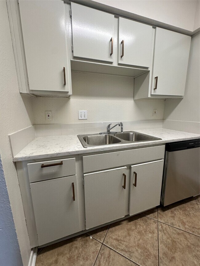 Building Photo - 8421 Hearth Dr