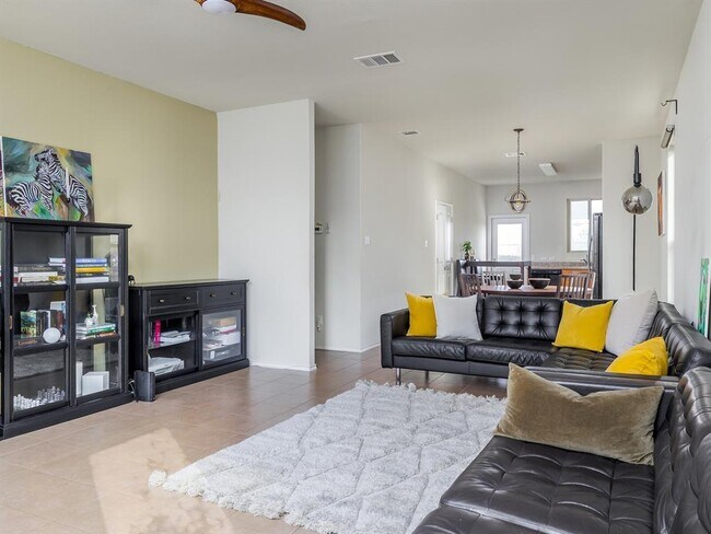 Building Photo - 133 Carlina Lp