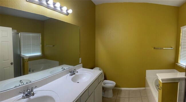 Building Photo - 5733 Pebble Ridge Dr