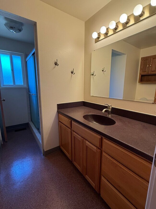Building Photo - Stunning Pet Friendly Three Bedroom Corval...