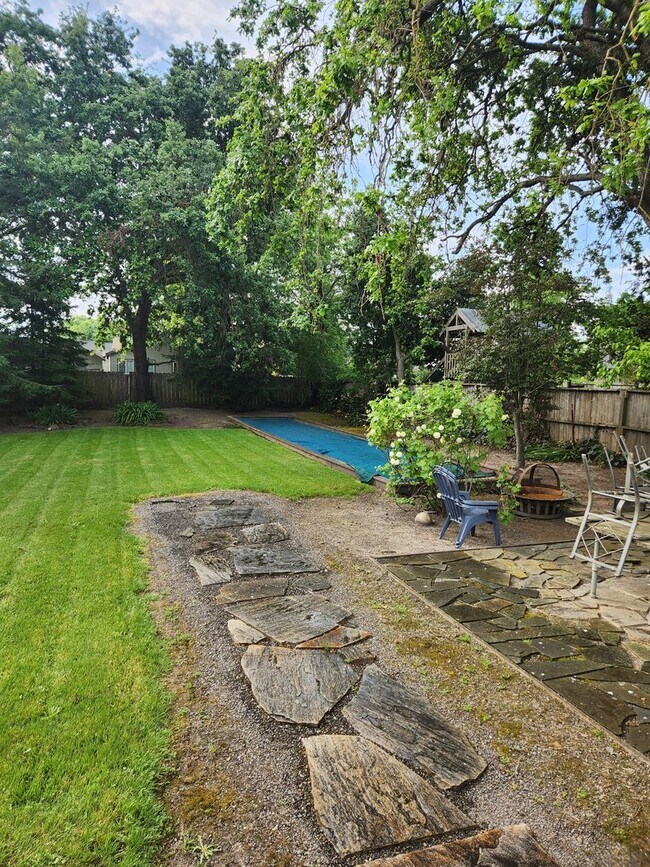 Building Photo - Charming 2 bd, 1 bath near downtown Santa Rosa