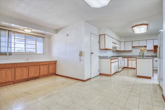 Building Photo - 5 Bedroom 3-bathroom Large single level home!