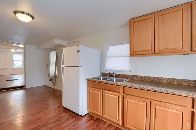 Building Photo - Available Now! 2 Bedroom House with Parkin...