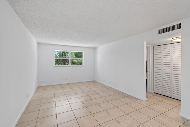 Building Photo - 450 SW 2nd Ave