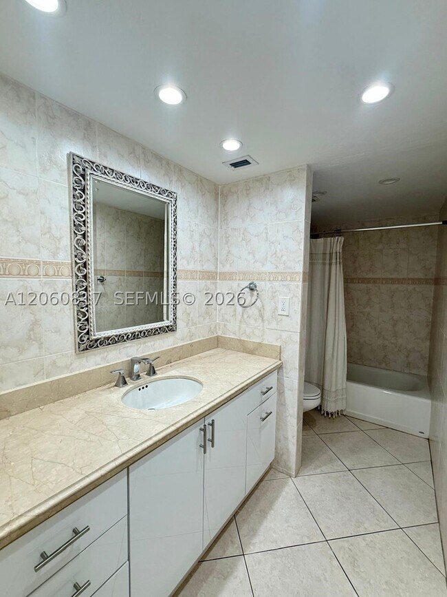 Building Photo - 2625 Collins Ave